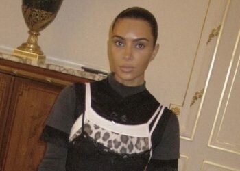 Tampilan Y2K Kim Kardashian di Paris dengan Beberapa Lapis Kamisol
