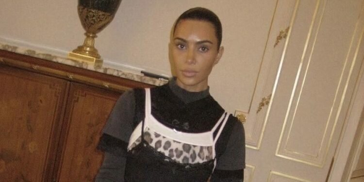 Tampilan Y2K Kim Kardashian di Paris dengan Beberapa Lapis Kamisol