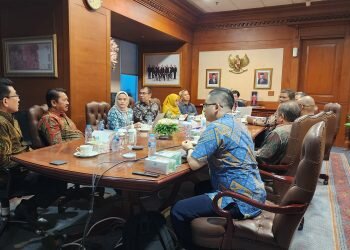Perkumpulan Profesi Pasar Modal Indonesia (PROPAMI) menggelar pertemuan dengan Komisioner Otoritas Jasa Keuangan (OJK), Kepala Eksekutif Pengawas Perilaku Pelaku Usaha Jasa Keuangan, Edukasi, dan Pelindungan Konsumen merangkap anggota, Friderica Widyasari Dewi, Pada hari Selasa (5/3/24).